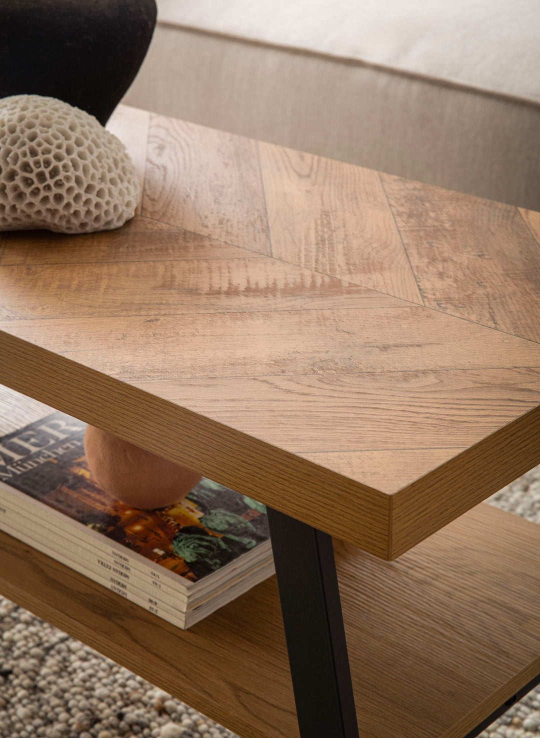 Couchtisch 100x40x41 cm Sofatisch Braun mit Fischgrät-Muster - Design Wohnzimmertisch Rechteckig - Loungetisch Modern mit Ablage - Kaffeetisch mit Metallgestell_