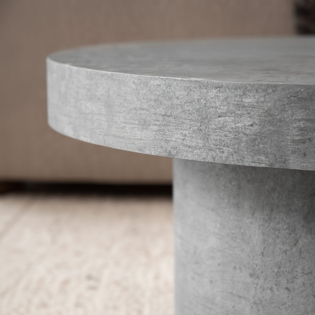 Struktur der Stein-Optik Oberfläche des runden Couchtischs auf hellen Teppichboden _