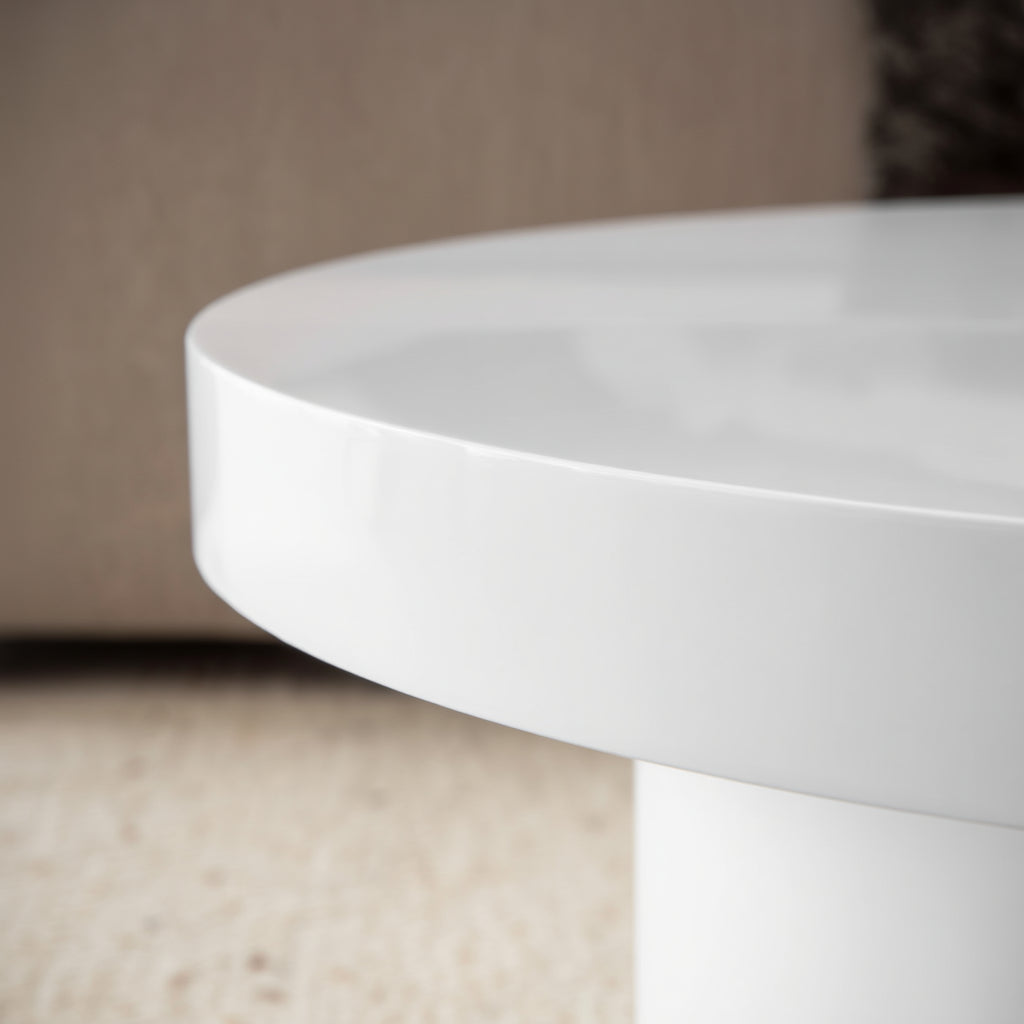 Detail der glänzenden Tischkante in Weiß Hochglanz im minimalistischen Stil