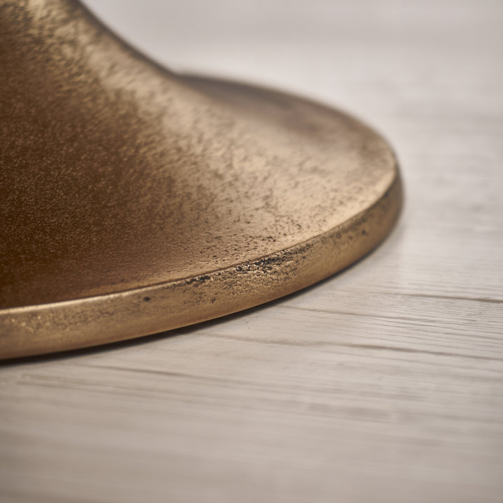 Basis des goldfarbenen Beistelltischs aus Aluminium mit glatter Form im modernen Stil
