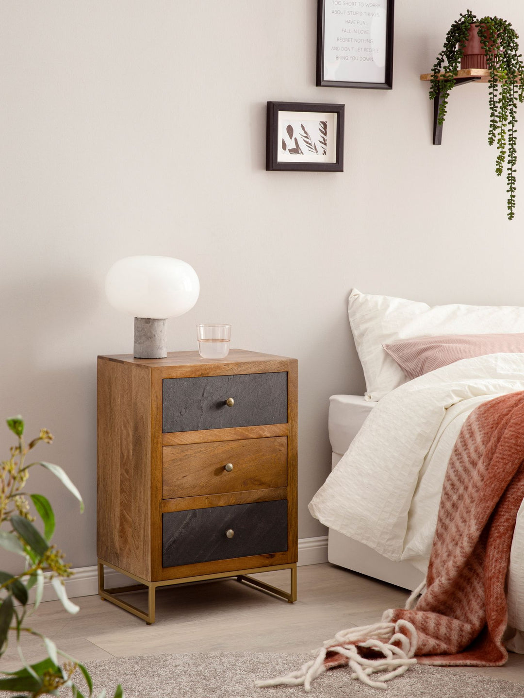 Nachttisch Mango Massivholz / Steinoptik 40x60x30 cm Nachtschrank Boxspringbett - Design Nachtkonsole mit 3 Schubladen - Nachtkommode mit Stauraum & Metallgestell_