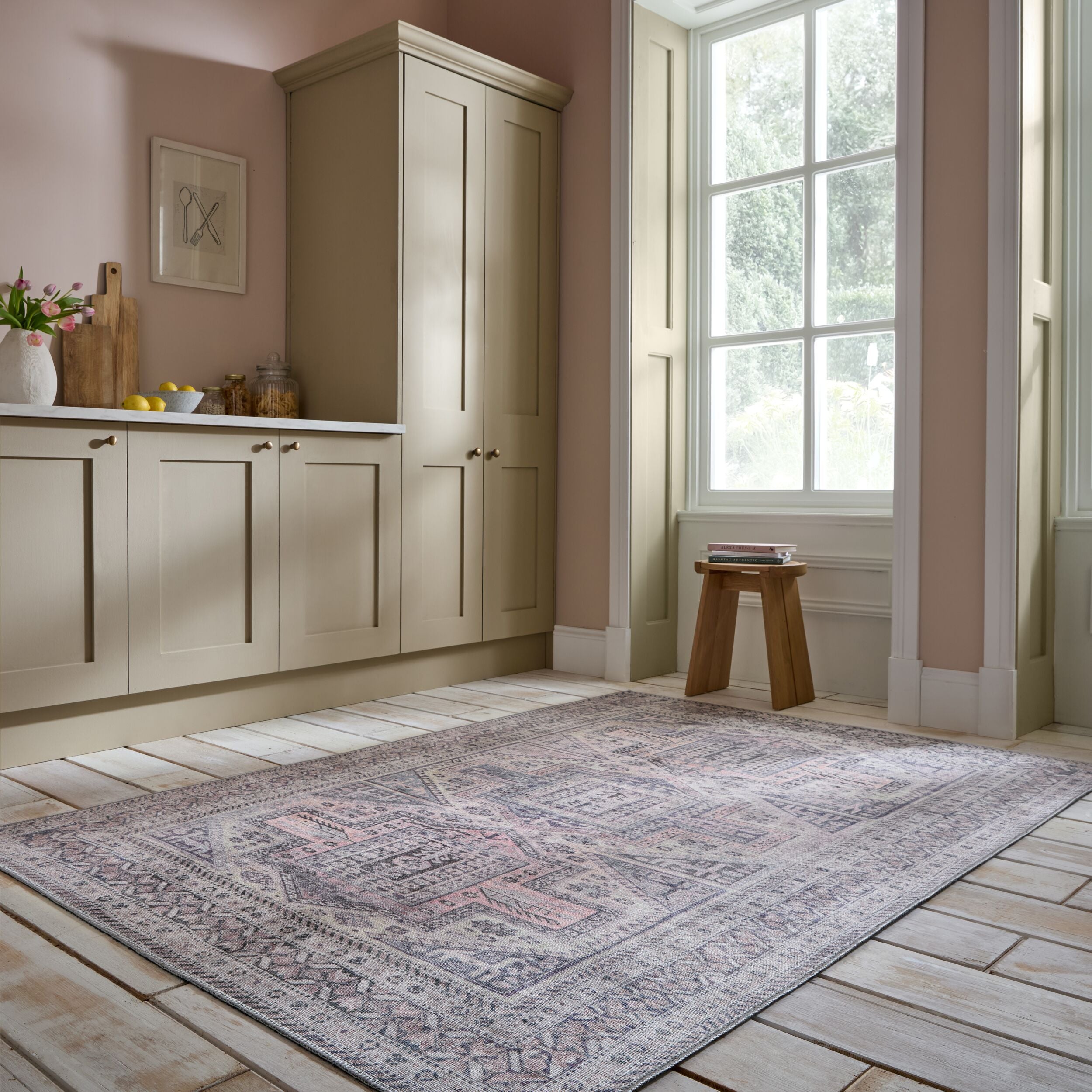 Waschbarer Teppich in Grau-Rosa · by Kadima Design