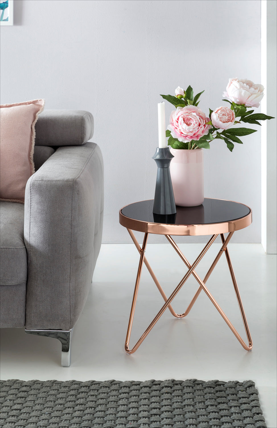 Eleganter Beistelltisch_ Kupfer und Glas_ V-förmige Beine_ filigranes 70er-Jahre Design_ pflegeleicht - KADIMA DESIGN_Farbe_ Bronze_ Größe_ 42x42x46 cm_
