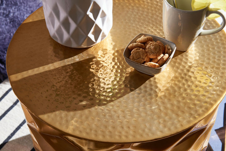 Beistelltisch ENNS_ Orientalischer Couchtisch_ Aluminium_ Hammerschlag-Strukturen_ Stabilität und Langlebigkeit - KADIMA DESIGN_Farbe_ Gold_ Größe_ 43x43x48 cm_