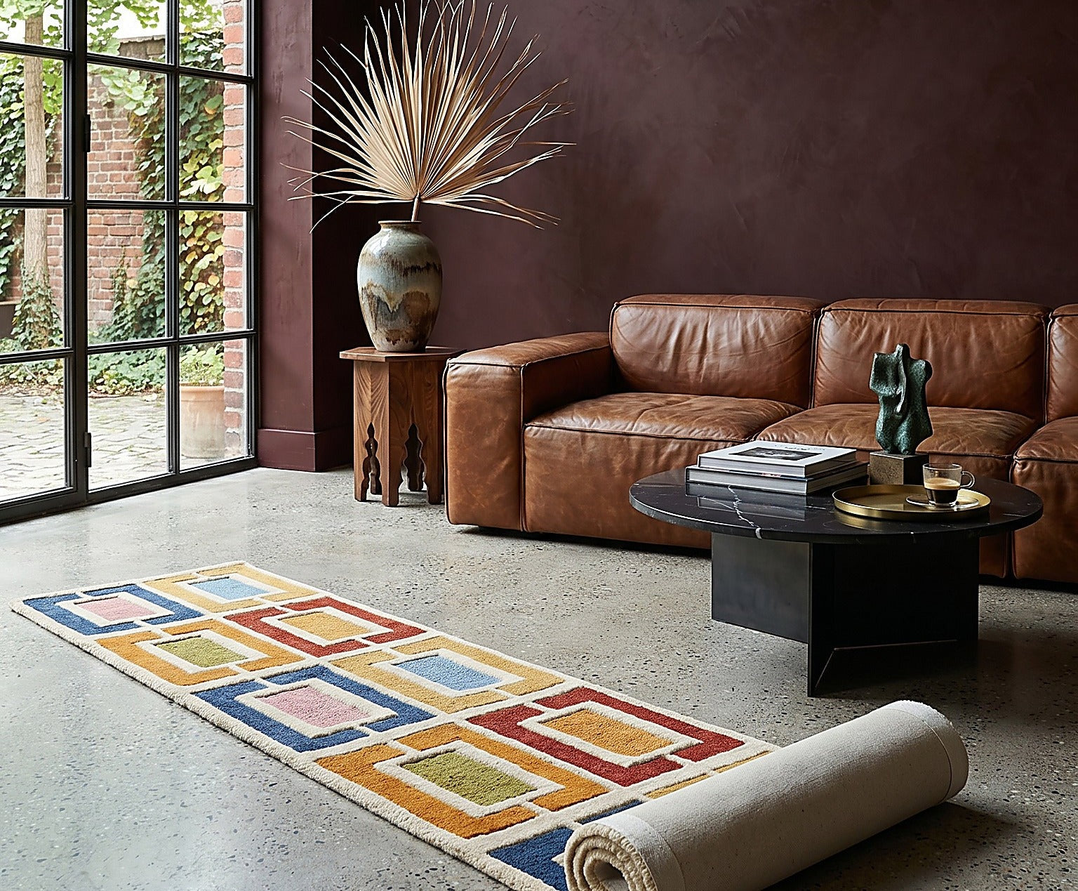Wollteppich mit geometrischem Retro-Muster im Wohnraum — Florhöhe und Gesamthöhe im Vergleich