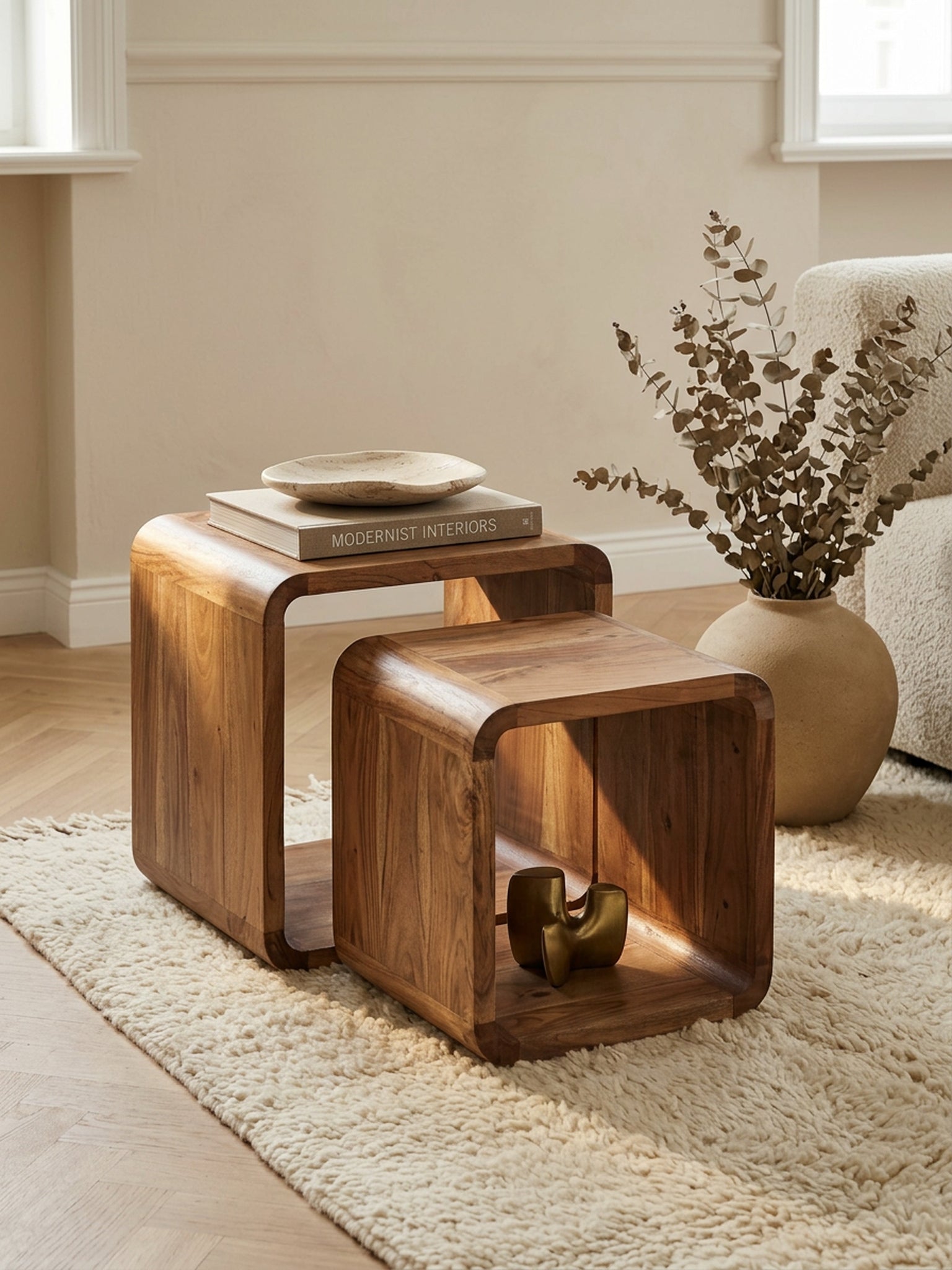 Beistelltisch aus Holz – zwei Akazien-Beistelltische neben einem Bouclé-Sofa im Altbau, Kadima Design