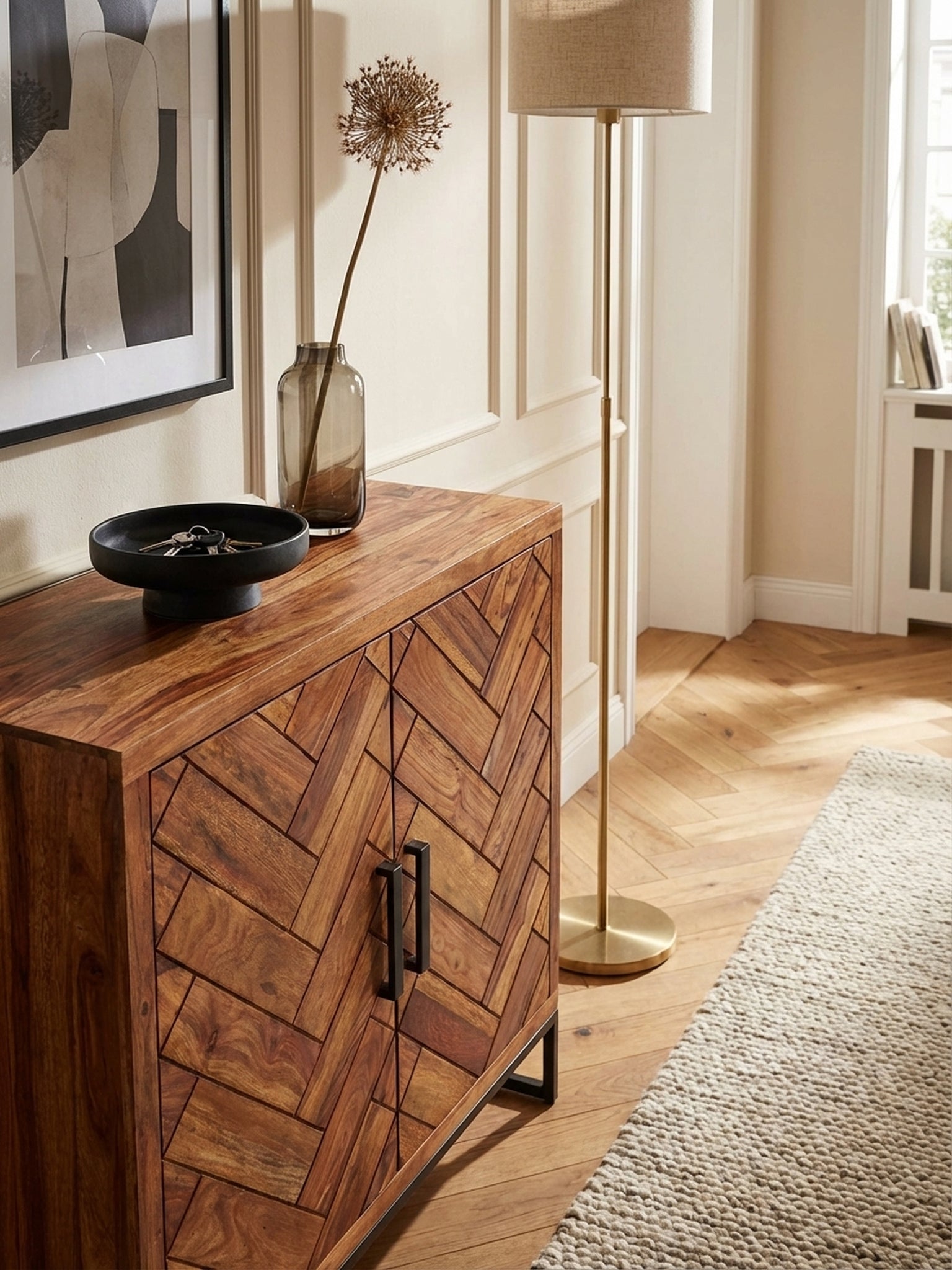 Schuhschrank aus Sheesham-Massivholz mit Fischgrätmuster in einem eleganten Altbau-Flur — Kadima Design