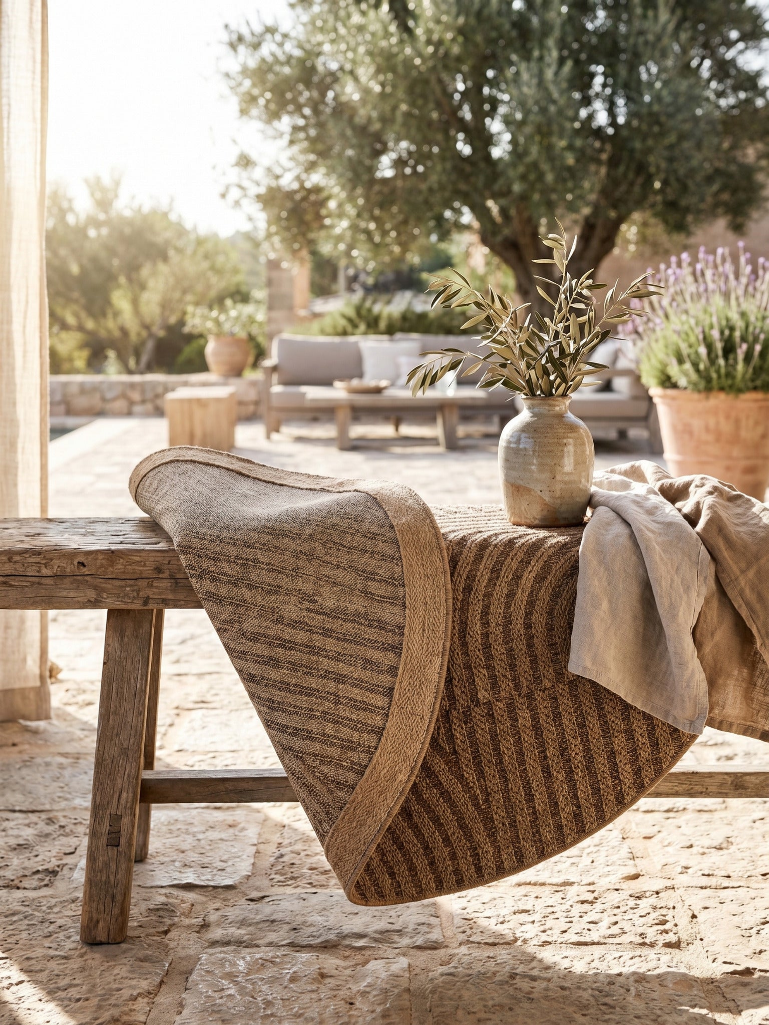 Outdoor-Teppich Jute-Optik auf mediterraner Terrasse – Kadima Design