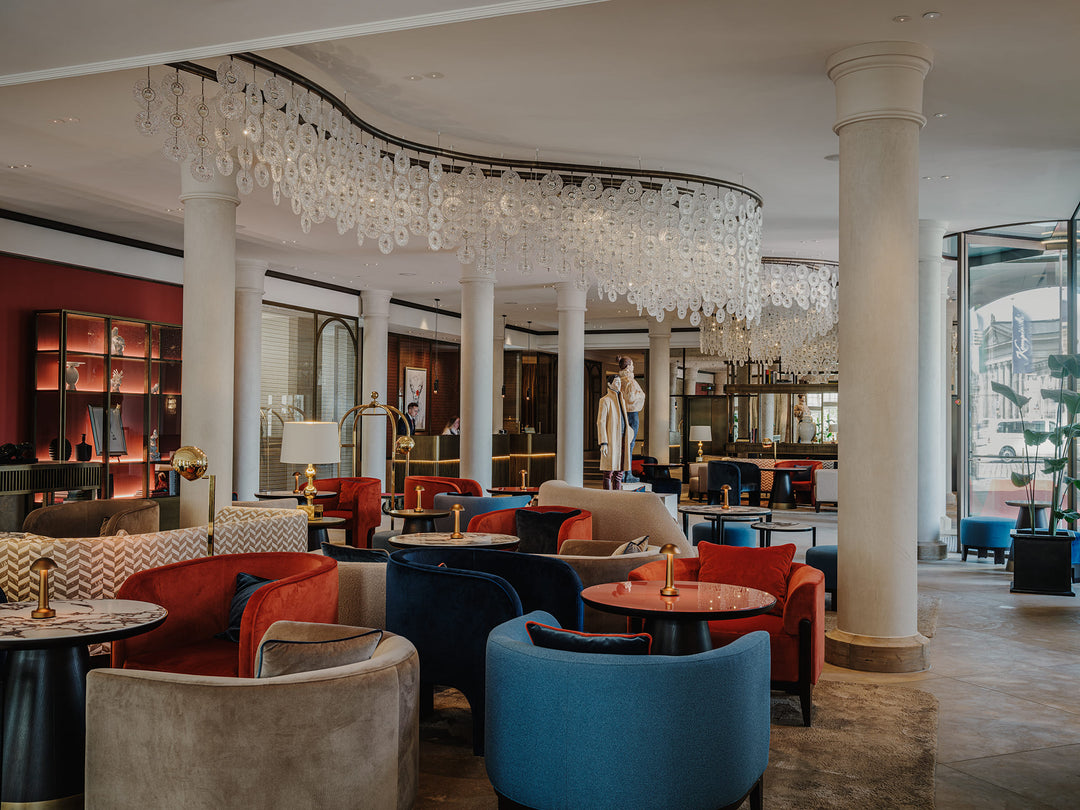 Elegante Lobby-Bar im Kempinski Taschenbergpalais Dresden. Luxuriöse Ausstattung von Kadima Design mit farbigen Sesseln, exklusiven Teppichen und imposanter Kristallleuchte.