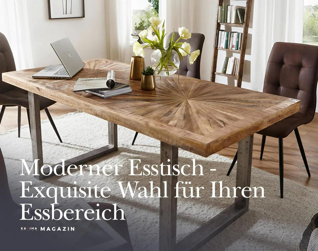 Moderner Esstisch aus Holz mit Metallbeinen in einem elegant eingerichteten Raum, flankiert von zwei dunklen Polsterstühlen und einem Bücherregal im Hintergrund, ideal für stilvolle Essbereiche - Kadima Design.