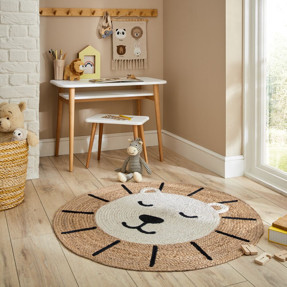 Kinderzimmer mit Teppich, Schreibtisch und Stuhl von Kadima Design