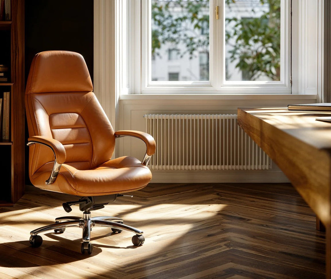 Design Arbeitszimmer mit stilvollem Schreibtisch und komfortablem Bürostuhl