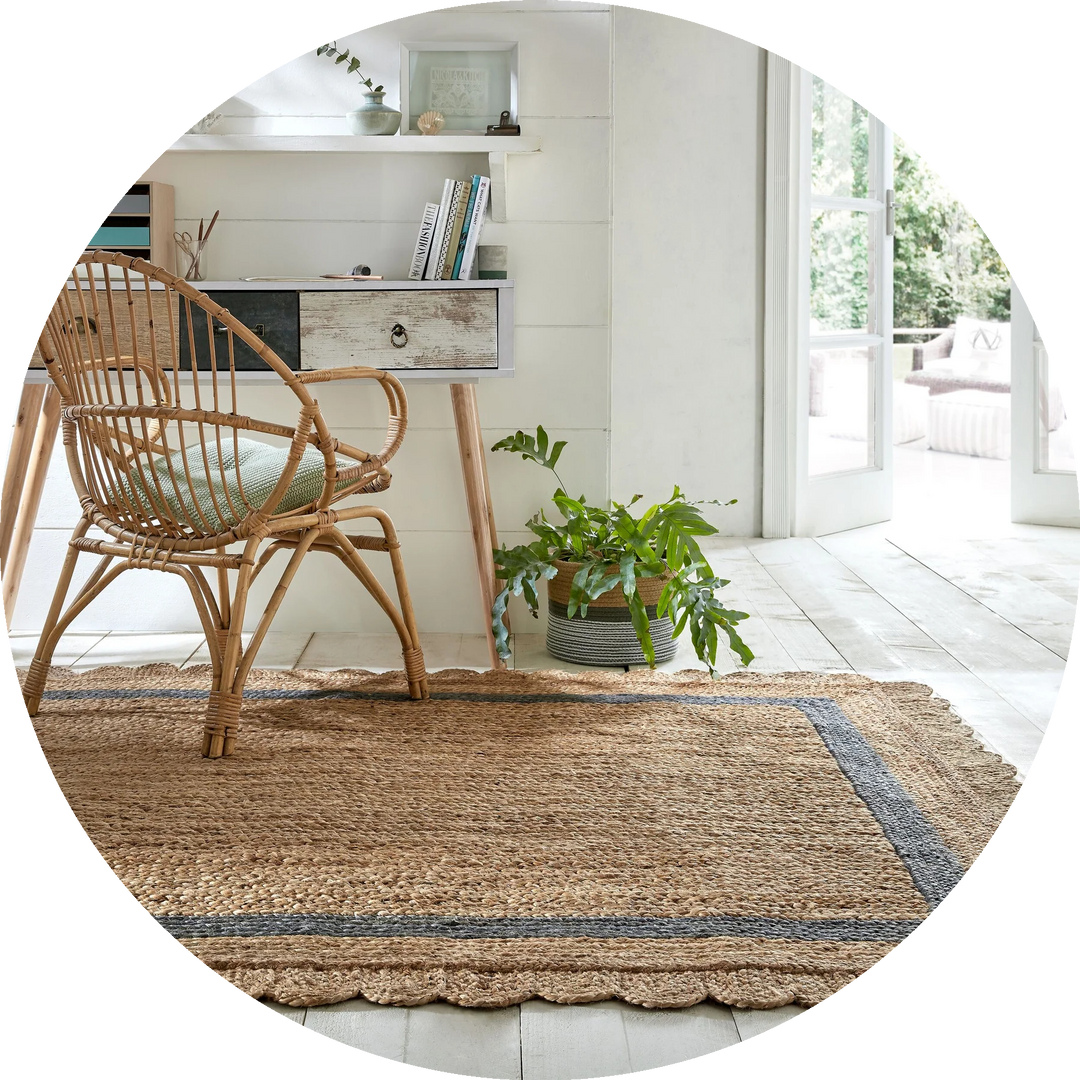 Nachhaltiger Jute-Teppich mit natürlicher Struktur, perfekt für moderne Home-Office- und Boho-Wohnräume.