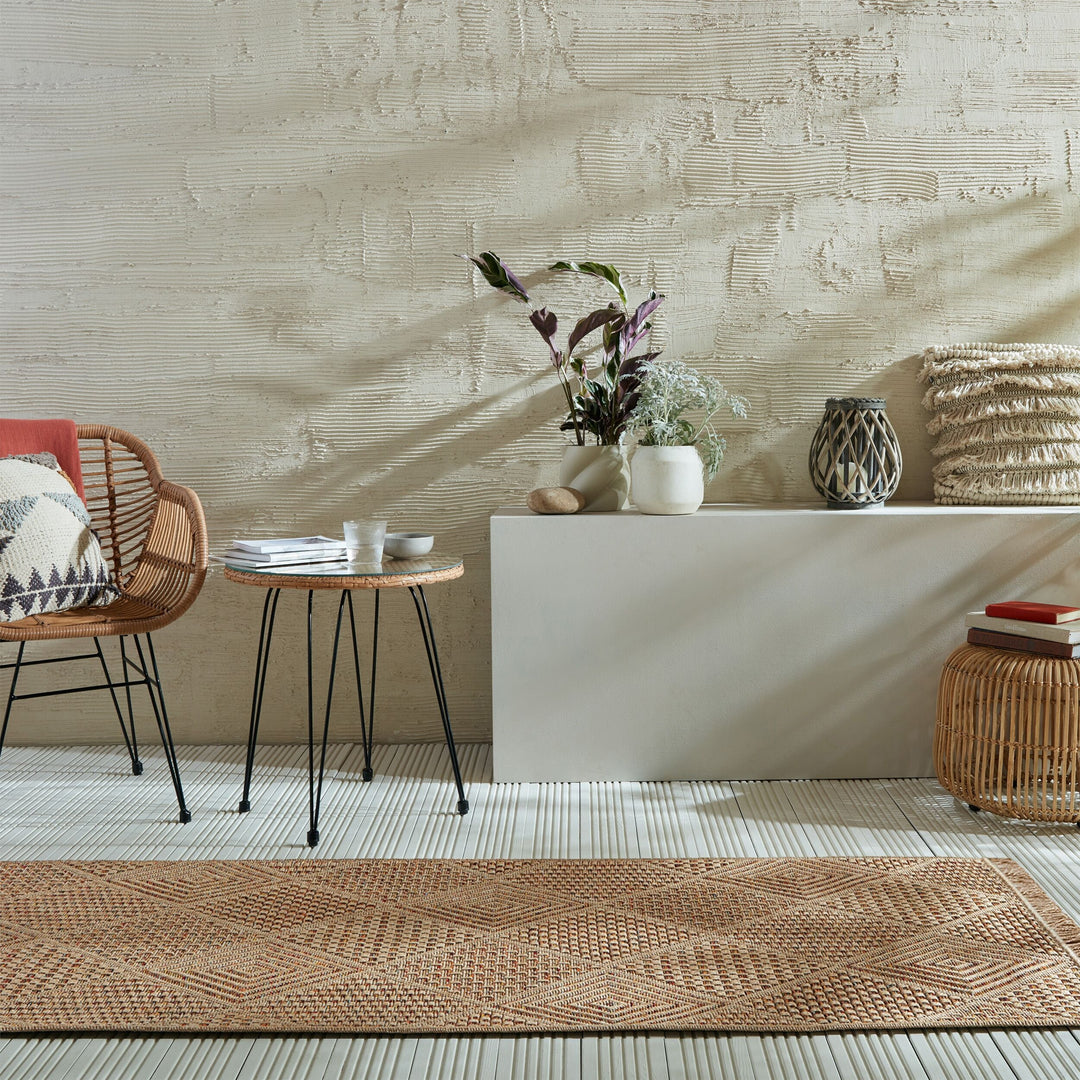 Handgewebter Teppich mit Fransen in Beige, perfekt für kleine Räume oder als Bettvorleger, kombiniert mit natürlichen Holztönen und Boho-Deko.