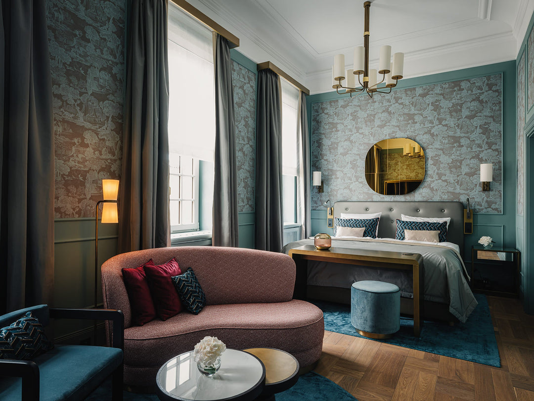 Schlafzimmer mit modernem Teppich und Nachttischen von Kadima Design