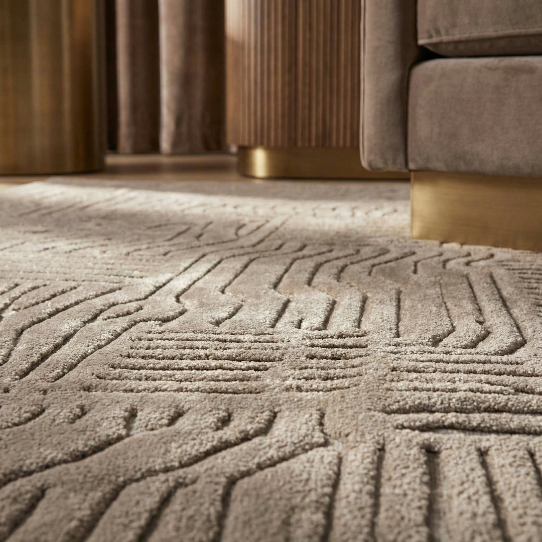 Exklusiver Wollteppich mit einzigartigem wellenförmigem Rand in sanften Pastell- und Naturtönen. Perfekt für moderne und farbenfrohe Wohnräume mit stilvollem Design.