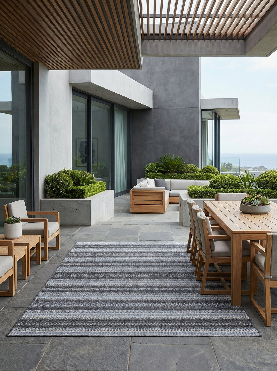 Bunter Wollteppich mit horizontalen Streifen in warmen und kühlen Farbtönen – zeitlose Eleganz für jedes Wohnzimmer.