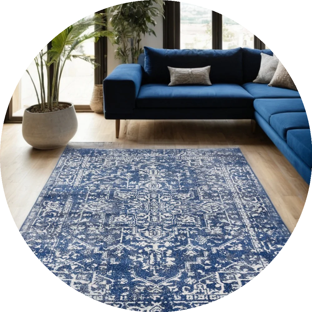 Vintage-Teppich in Blau mit orientalischem Muster – Eleganter, strapazierfähiger Teppich für das Wohnzimmer mit tiefblauem Sofa und großen Panoramafenstern.