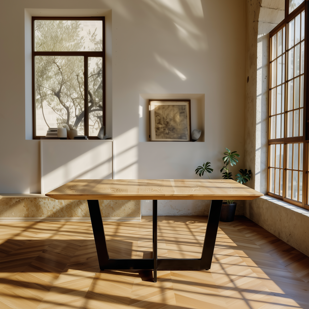 Esstisch mit Holzplatte und schwarzem Metallgestell – modernes Design von Kadima Design für stilvolle Wohn- und Essbereiche