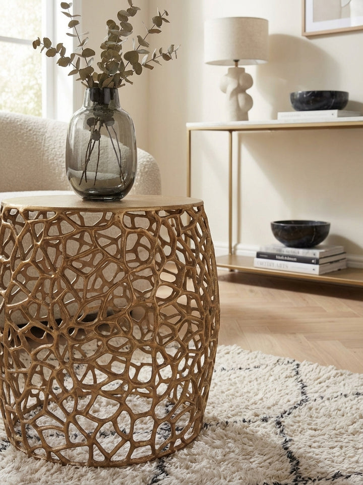 Nahaufnahme der handgefertigten, astähnlichen Struktur des goldenen Aluminium-Couchtischs, die die filigrane und einzigartige Oberflächenbeschaffenheit zeigt._