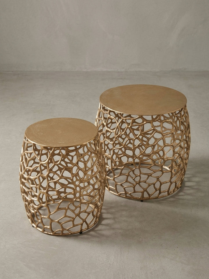Das zweiteilige Couchtisch-Set aus Aluminium, bei dem der kleinere Tisch teilweise unter den größeren geschoben ist, um die Nesting-Funktion zu demonstrieren._
