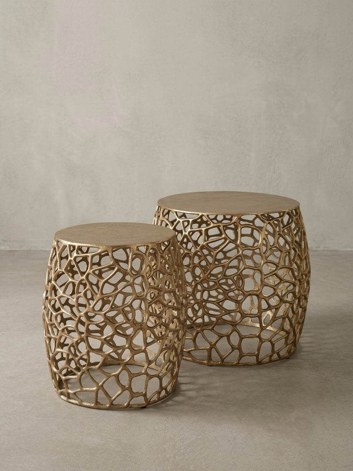 Seitenansicht des goldenen Design Satztisches, die die Proportionen und die Höhe von 42 cm des größeren Tisches deutlich macht._