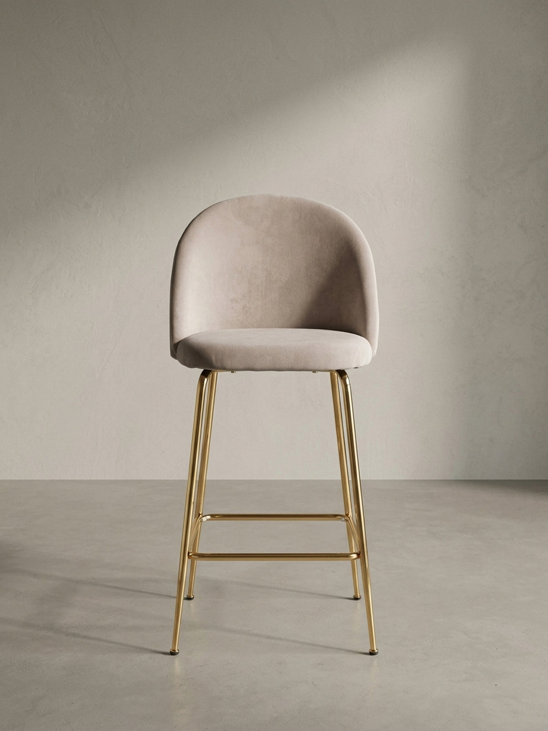 Seitenansicht des Küchenhockers, die die Proportionen der 67 cm hohen Sitzfläche und der eleganten goldenen Beine hervorhebt._