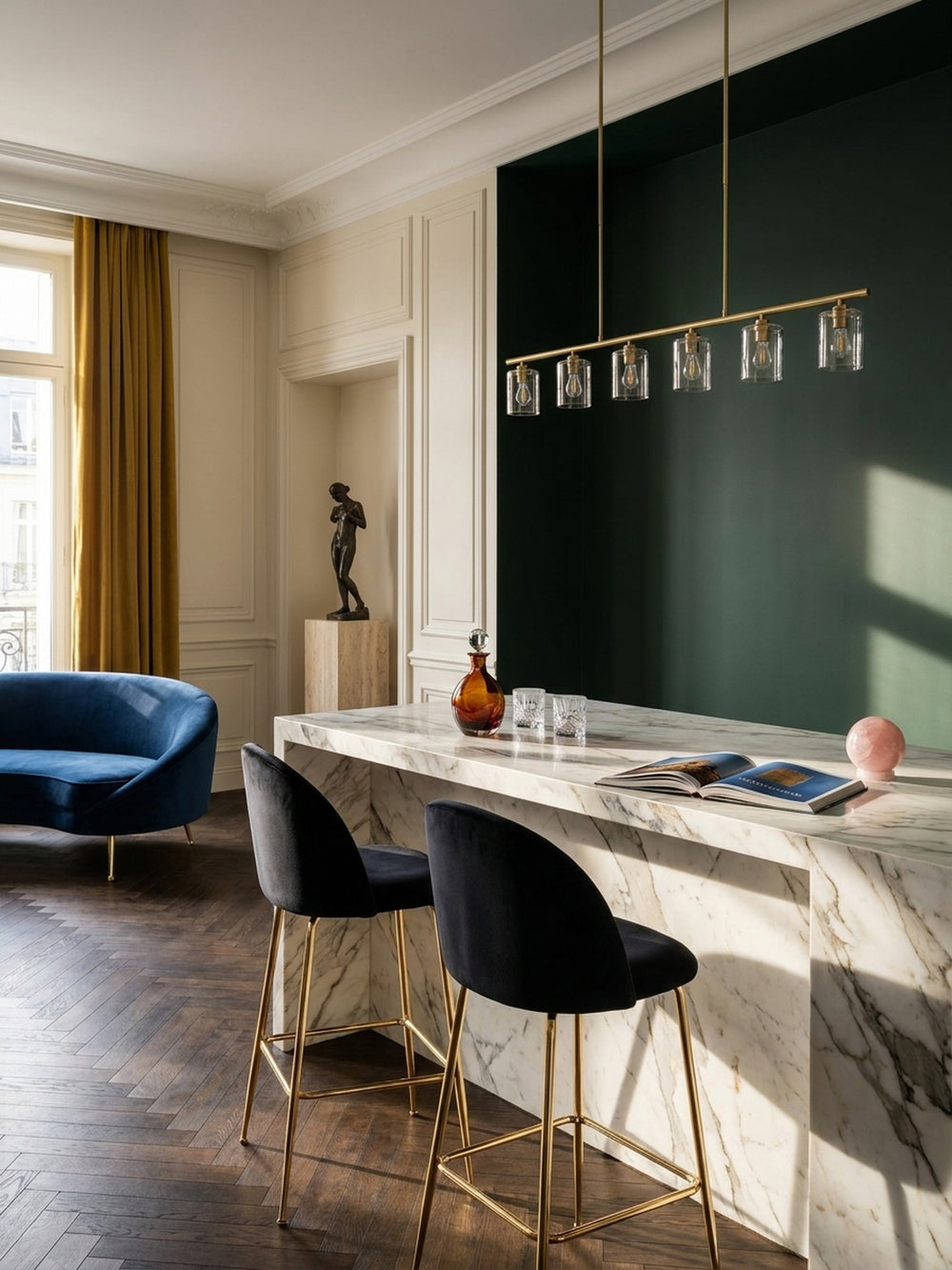 Eleganter Barhocker aus schwarzem Samt mit goldenen Eisenbeinen an einer Kücheninsel aus Marmor in einem modernen Esszimmer im Art-Deco-Stil_