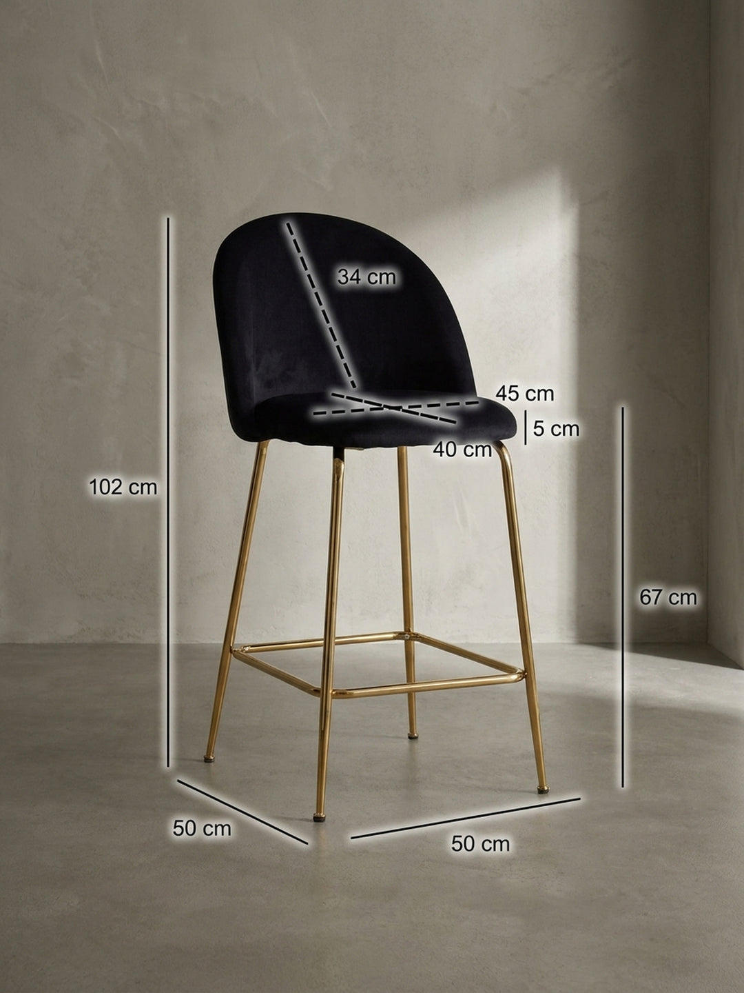 Maßskizze des schwarzen Samt-Barhockers mit exakten Abmessungen von 102 cm Gesamthöhe und 67 cm Sitzhöhe für die Planung der heimischen Bar_