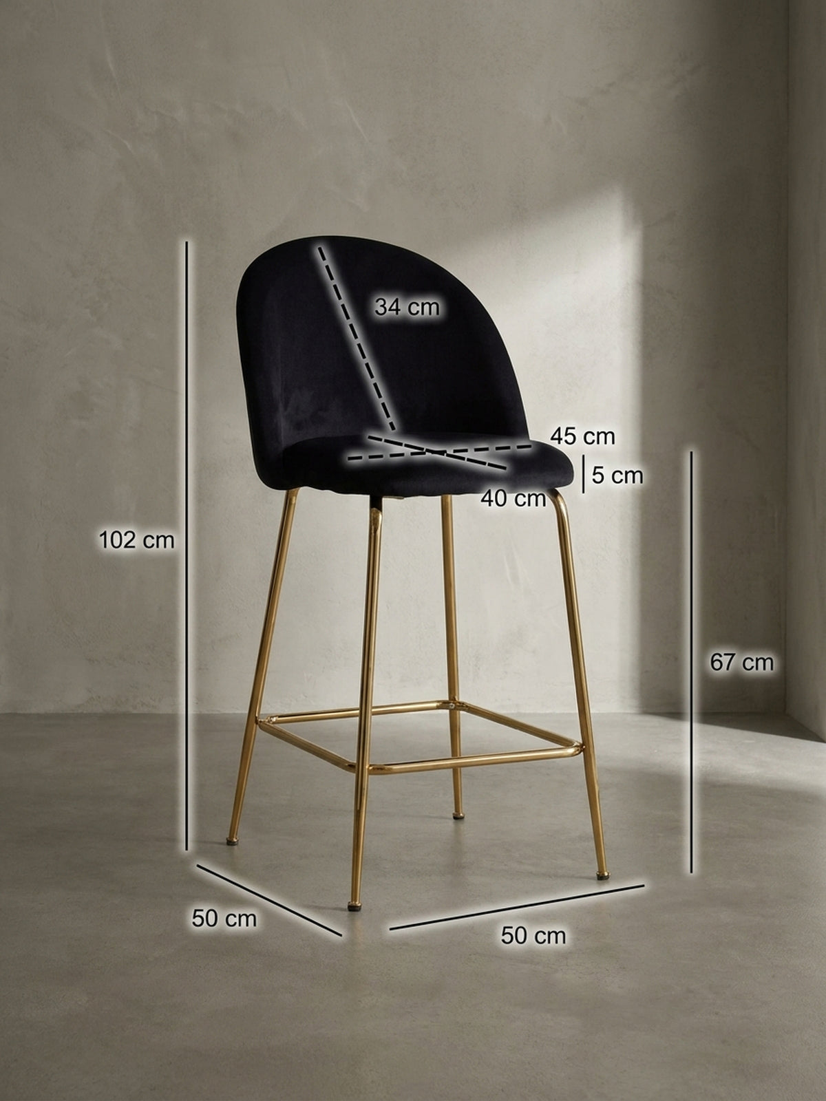 Maßskizze des schwarzen Samt-Barhockers mit exakten Abmessungen von 102 cm Gesamthöhe und 67 cm Sitzhöhe für die Planung der heimischen Bar_