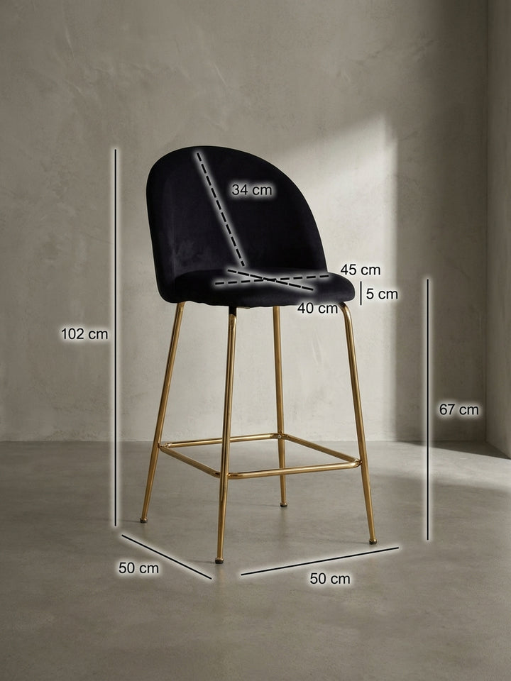 Maßskizze des schwarzen Samt-Barhockers mit exakten Abmessungen von 102 cm Gesamthöhe und 67 cm Sitzhöhe für die Planung der heimischen Bar_