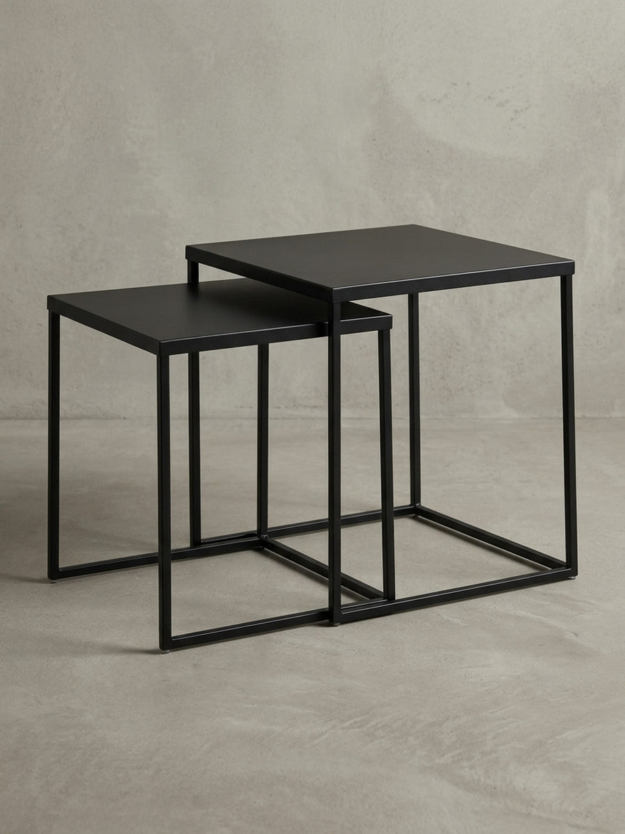 Seitenansicht des 2-teiligen Couchtisch-Sets, das die unterschiedlichen Höhen (45cm und 40cm) und die offene Rahmenstruktur aus Stahl hervorhebt._