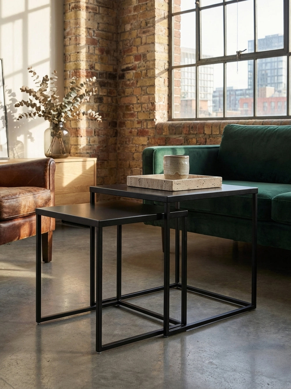 Detailaufnahme der mattschwarzen, lackierten Stahl-Oberfläche des Beistelltischs, die die feine Textur und die präzise Verarbeitung zeigt._