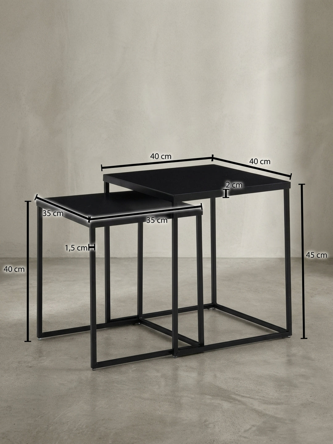 Technische Skizze des Beistelltisch-Sets mit genauen Maßen: großer Tisch 40x40x45 cm, kleiner Tisch 35x35x40 cm, aus schwarz lackiertem Stahl._