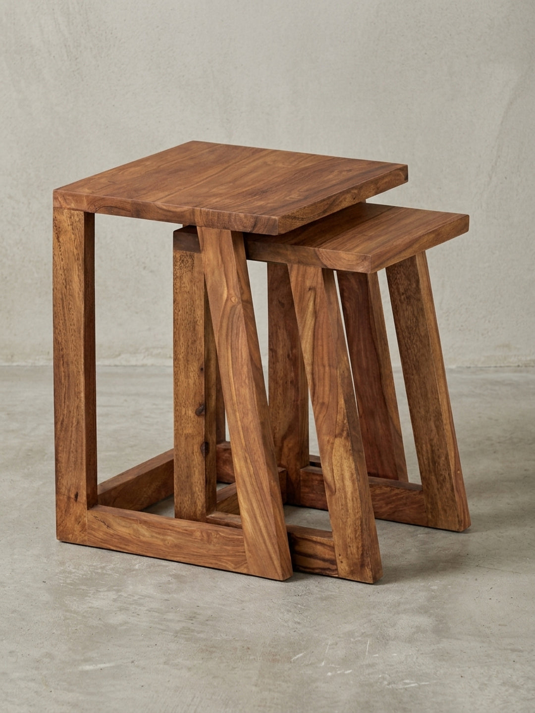 Satztische aus warmem Sheesham-Massivholz mit markanter Maserung auf neutralem Betonhintergrund Frontalansicht 36x36x50 cm_