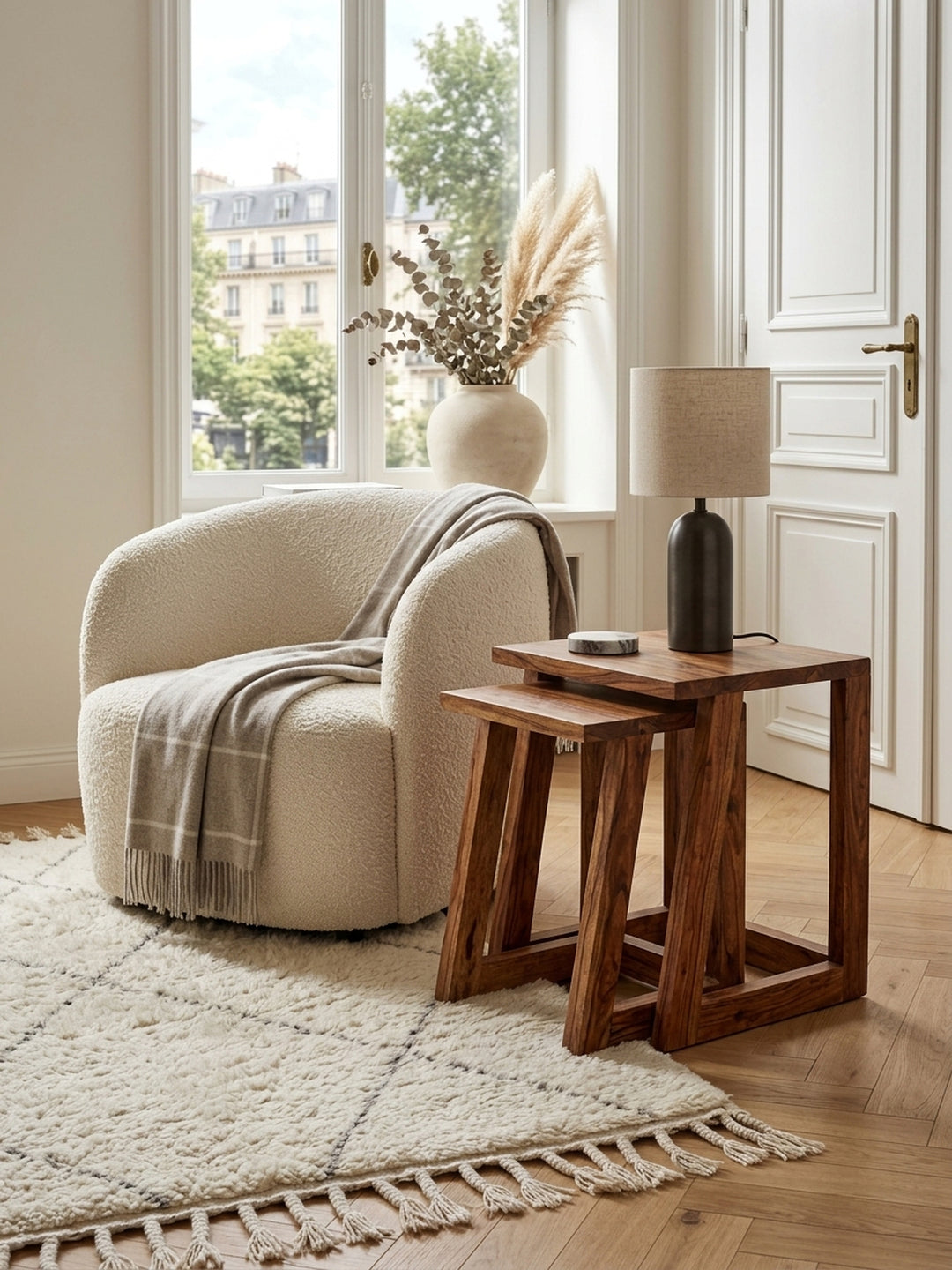 Satztische Sheesham Massivholz natur 36x36x50 cm in stilvoller Wohnzimmer / Lese-Ecke-Einrichtung mit Dekoration und Accessoires aus der Vogelperspektive_