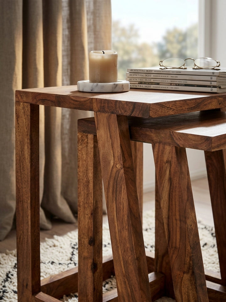 Nahaufnahme ausdrucksstarke Sheesham-Maserung mit dunklen Kontrastlinien und warmem Holzton am Satztische in natürlichem Seitenlicht_