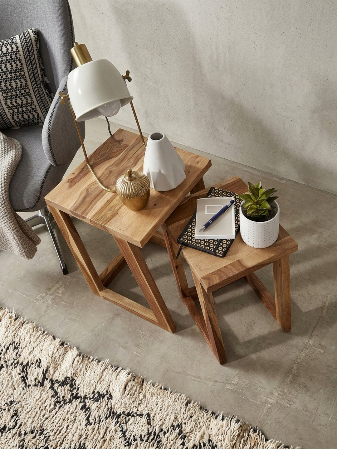 Satztische Sheesham Massivholz natur Konstruktionsdetail Nahansicht der Verbindungen und Oberfläche 36x36x50 cm Studioaufnahme_