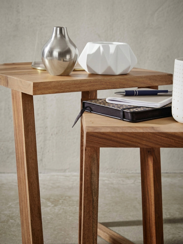 Freisteller Satztische Sheesham massiv natur 36x36x50 cm freigestellt auf grauem Hintergrund zeigt vollständige Silhouette_