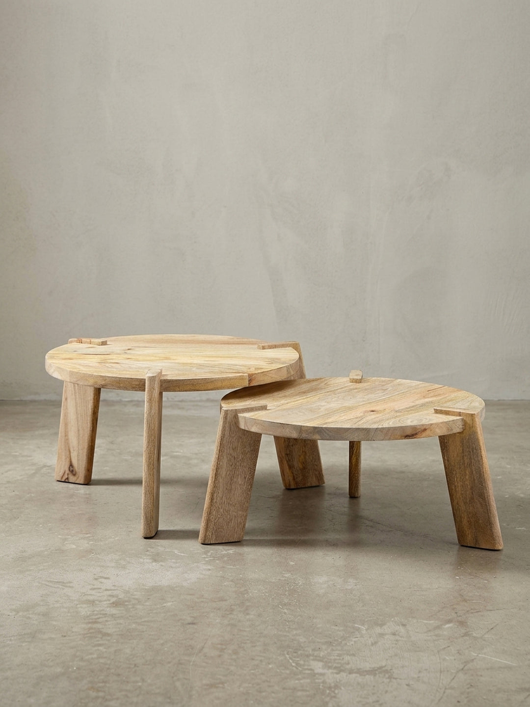 Seitenansicht des zweiteiligen Holztisch-Sets, verdeutlicht die niedrige Höhe von 32 cm und 26 cm, ideal als Beistelltisch neben dem Sofa._