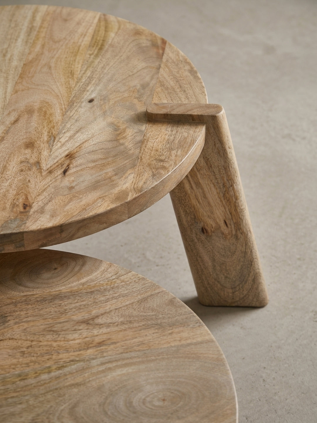 Perspektivische Ansicht des Wohnzimmertisch-Sets, bei der das kleinere Tischchen unter das größere geschoben ist und die Platzersparnis zeigt._