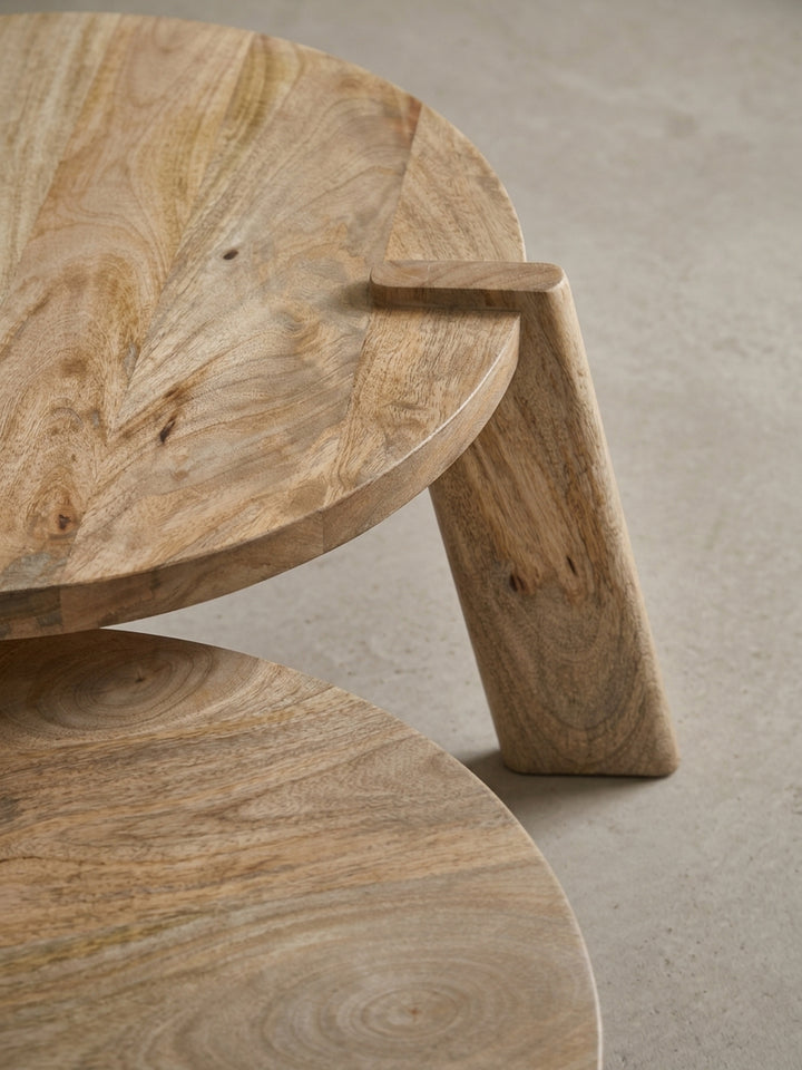 Perspektivische Ansicht des Wohnzimmertisch-Sets, bei der das kleinere Tischchen unter das größere geschoben ist und die Platzersparnis zeigt._