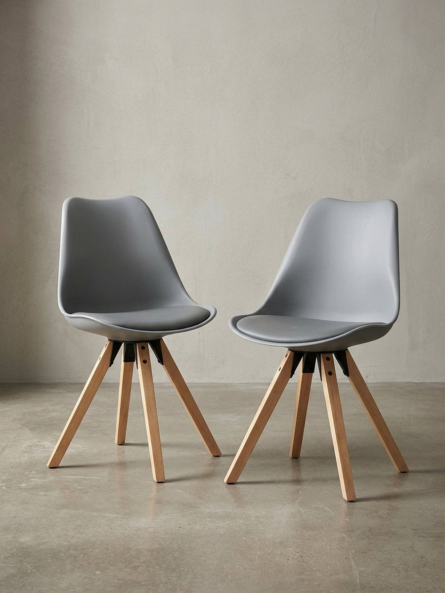 Esszimmerstuhl aus pflegeleichtem Kunstleder schwarz auf neutralem Betonhintergrund Frontalansicht 49x52x87 cm_