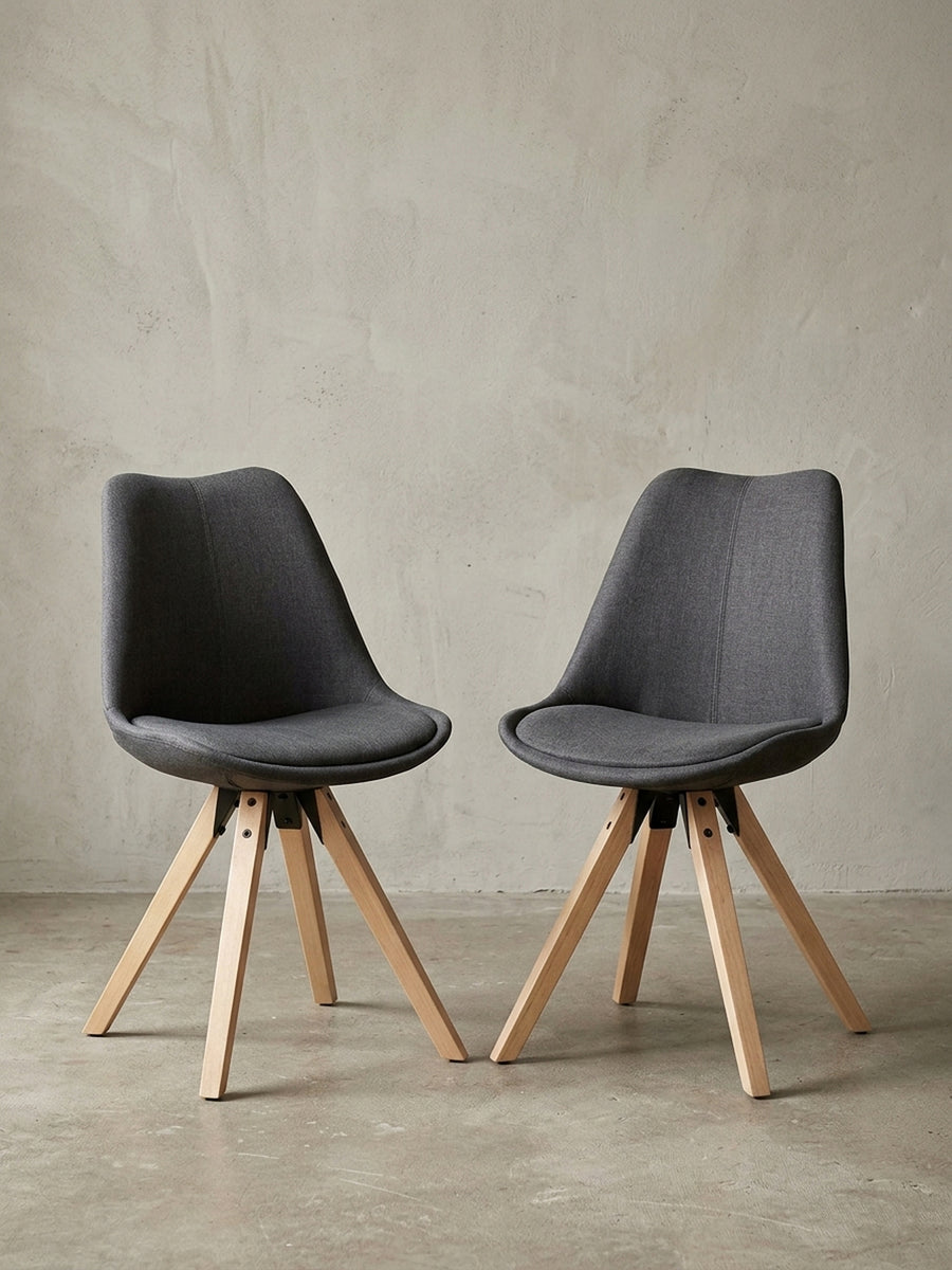 Esszimmerstuhl aus natürlicher Eiche massiv mit Polsterung auf neutralem Betonhintergrund Frontalansicht 49x52x87 cm_