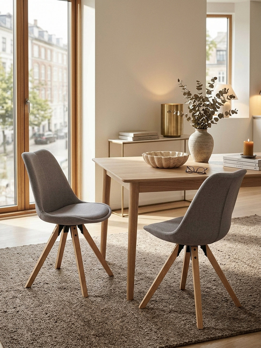 Esszimmerstuhl Eiche Massivholz grau 49x52x87 cm in stilvoller Esszimmer-Einrichtung mit Dekoration und Accessoires aus der Vogelperspektive mit Polsterung_