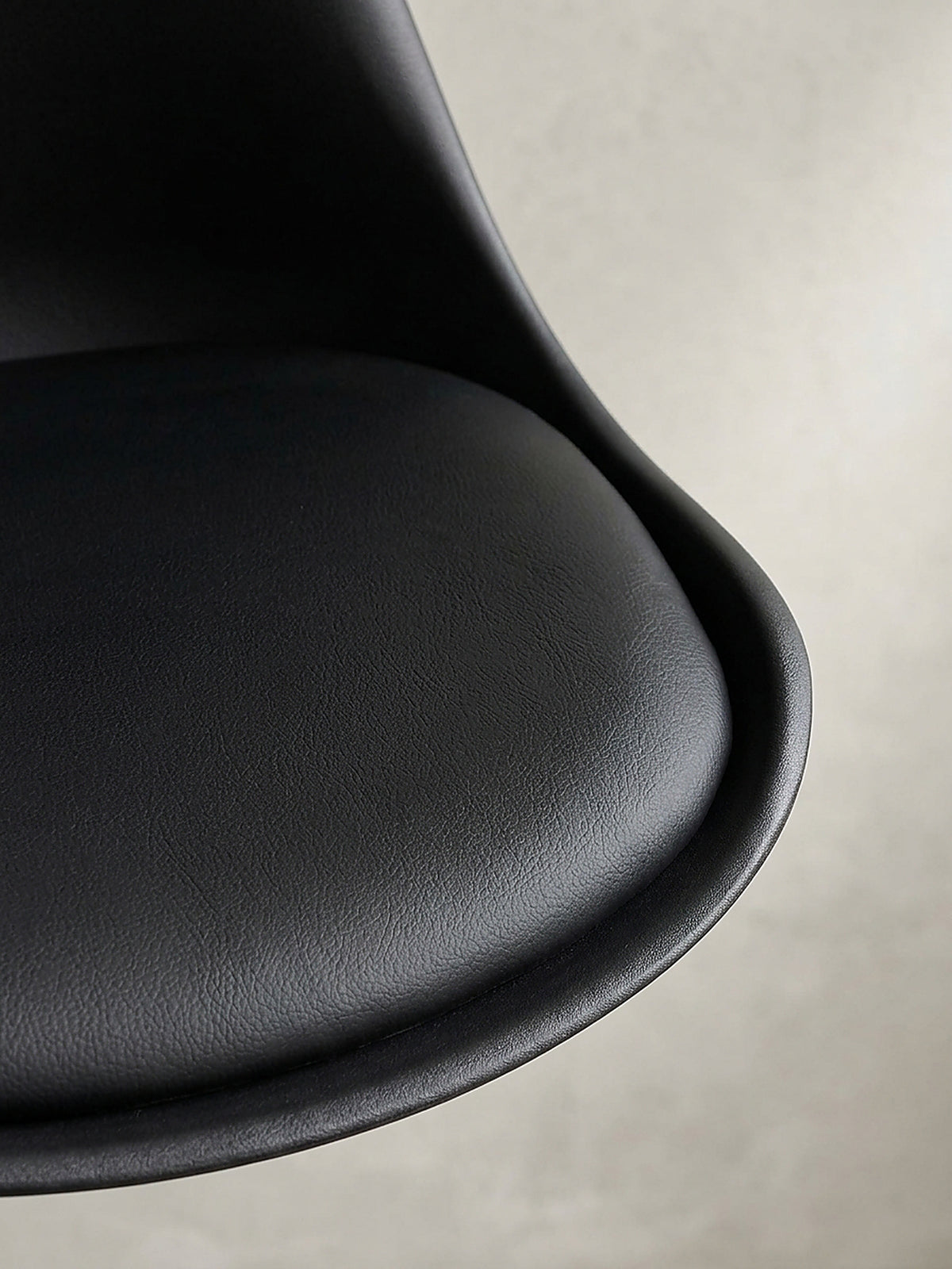 Gesamtansicht des eleganten schwarzen Polsterstuhls verdeutlicht das zeitlose skandinavische Design für moderne Wohnkonzepte_