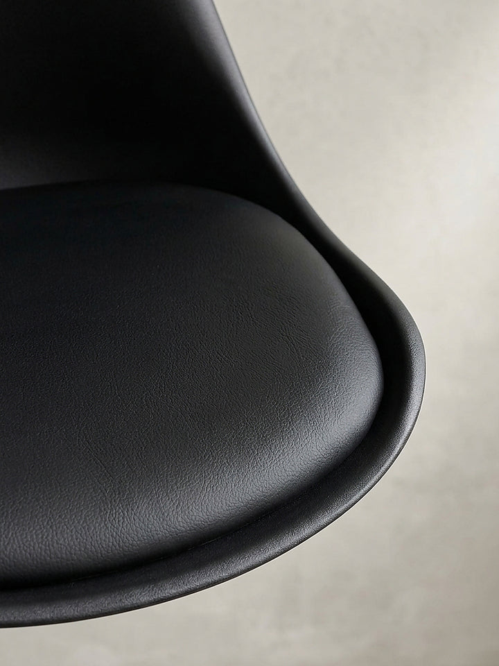Gesamtansicht des eleganten schwarzen Polsterstuhls verdeutlicht das zeitlose skandinavische Design für moderne Wohnkonzepte_