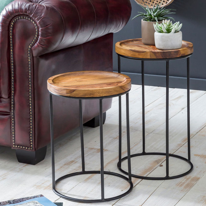 Massivholz Beistelltische_ Industrieller Stil_ Sheesham Holz und Metall_ 2er Set - KADIMA DESIGN_Größe_ 30x30x54 cm_