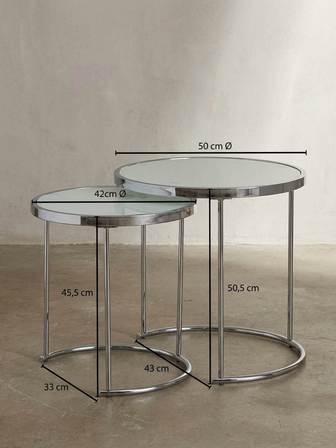 Technisches Maßbild des Satztisches im 2er Set mit genauen Abmessungen: großer Tisch Ø 50 cm, H 50,5 cm kleiner Tisch Ø 42 cm, H 45,5 cm für die Raumplanung._