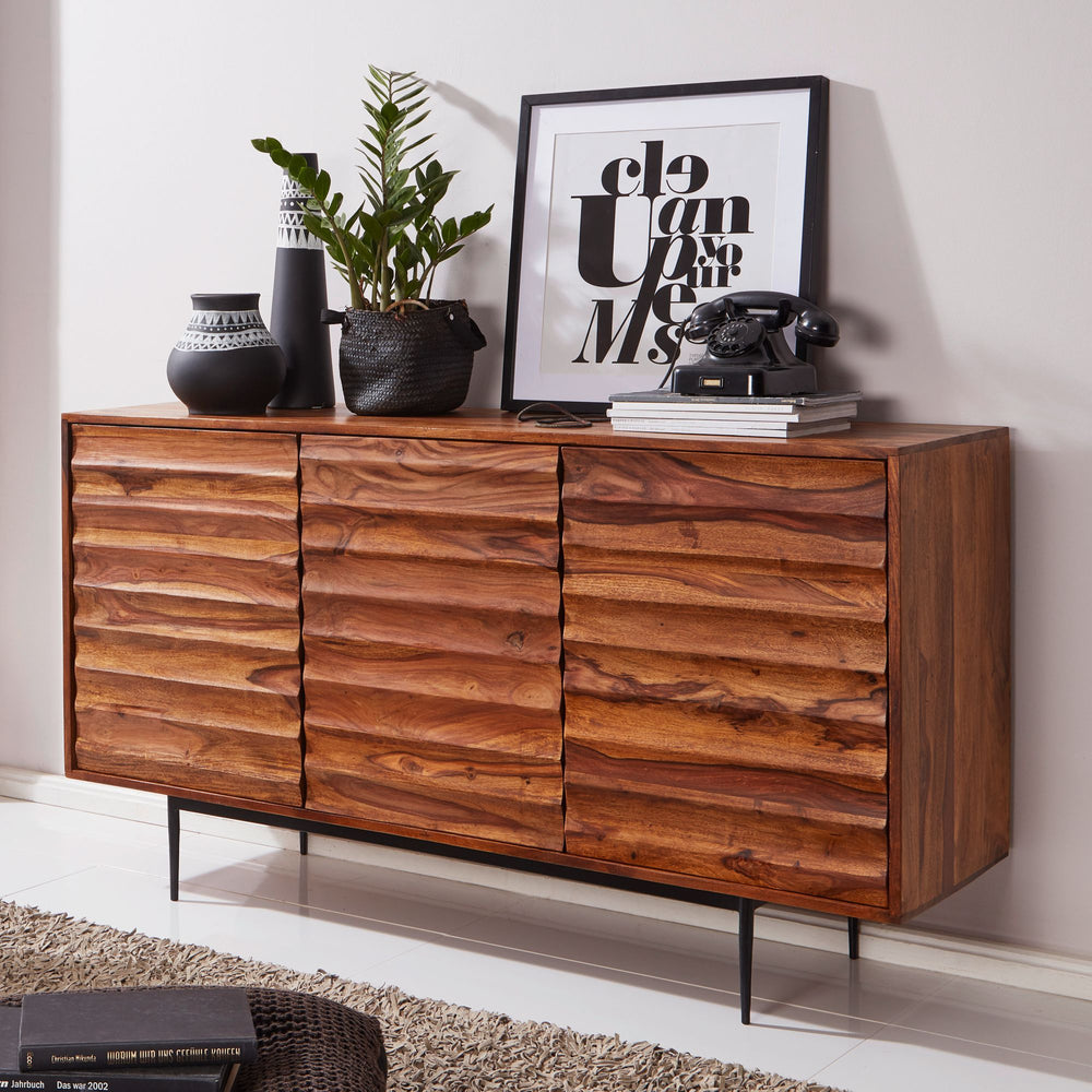 Charmantes Sheesham Sideboard_ 150 cm Breit_ 3 Türen_ Ideal für moderne Wohnräume - KADIMA DESIGN_Größe_ 150x41x81 cm_